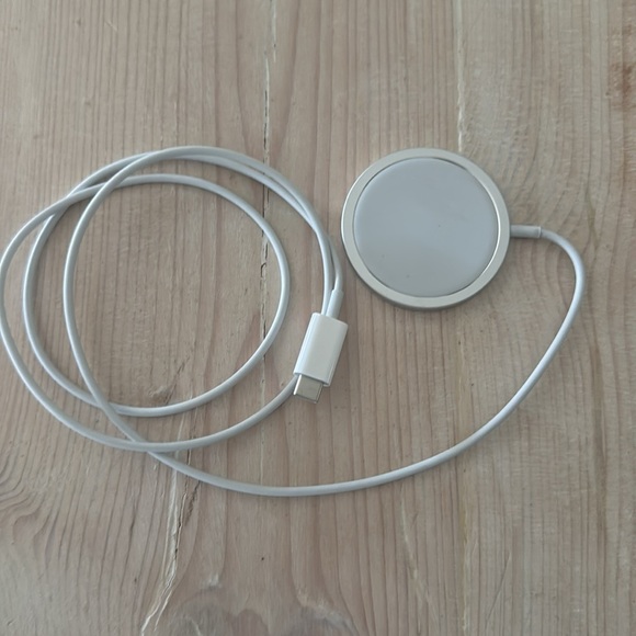 Apple White USB-C Wireless Charger - Picture 8 of 10